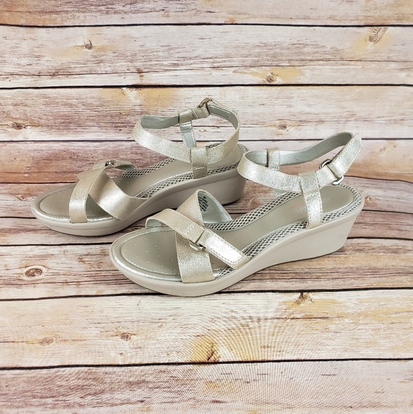 easy spirit silver sandals